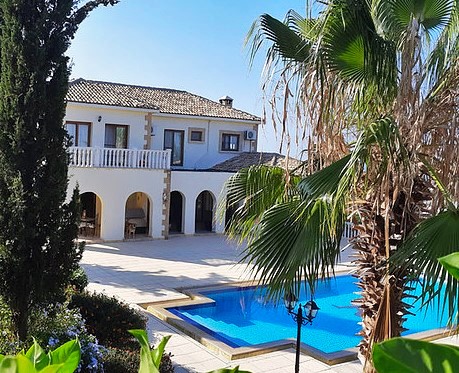 Five bedroom / five bathroom villa with private pool in Alsancak - For Sale